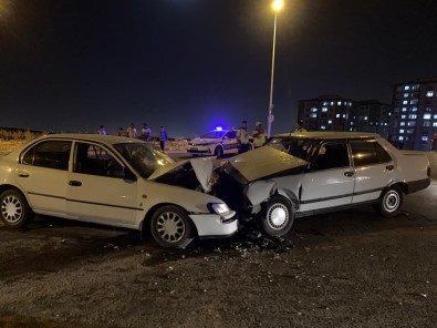 Gaziantep'te Iki Araç Kafa Kafaya Çarpisti Açiklamasi 2'Si Agir 10 Yarali