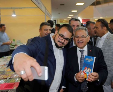 Kayseri Büyüksehir Belediyesi 5'Inci Kez Kitap Fuari'nin Kapisini Araliyor