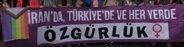 LGBT bayrağı açarak 'özgürlükten' bahsedenler Kadıköy'de çarşafa saldırdı