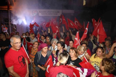 Mezitli'de Cumhuriyet Coskusu Caddelere Sigmadi