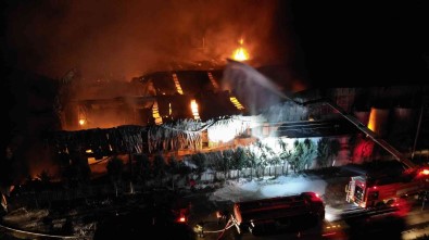 Sünger Fabrikasi Alevlere Teslim Oldu Açiklamasi Ekipler Yangini Söndürmek Için Mücadele Ediyor