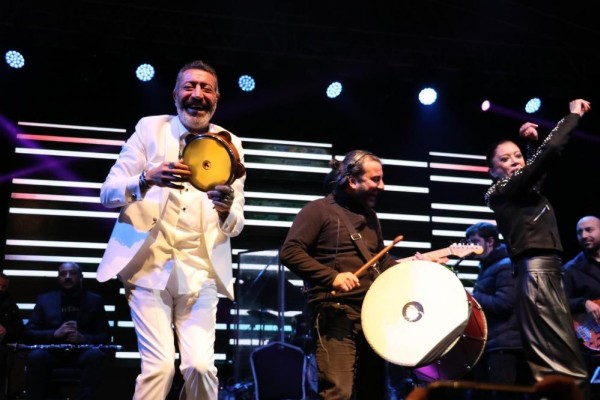 Konserde hayali düğün yaptı