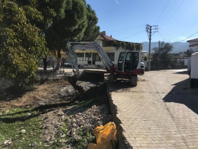 Börezli Deresi'nden Bin 500 Ton Balçik Ve Çöp Çikti