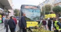 İETT otobüsü önce motosikletliye sonra ağaca çarptı