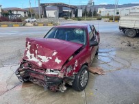 Kamyonet Ile Otomobil Çarpisti Açiklamasi 1 Yarali