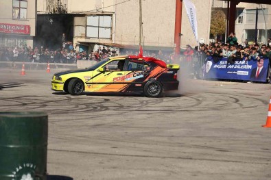 Klasik Otomobil Ve Modifiye Tutkunlari Kahramankazan'da Bulustu