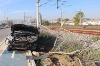 Lüks Araç, Tren Raylarina Girmekten Son Anda Kurtuldu