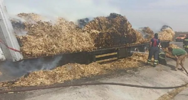 Diyarbakır'da saman yüklü 3 TIR alev alev yandı