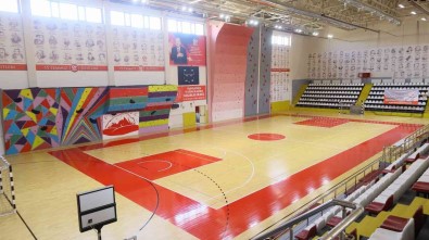 15 Temmuz Spor Salonu'nda Bakim Onarim Çalismalari Sona Erdi
