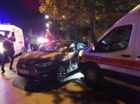 Ambulans U Dönüsü Yapan Araca Çarpti, Kaza Sonucu 2 Kisi Yaralandi