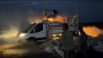 Saman Yüklü Araçta Yangin Çikti, Isçiler Alevler Içindeki Torbalari Asagi Atti