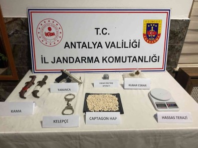 Uyusturucu Madde Satan Yabanci Uyruklu Süpheliden Bin 225 Adet Uyusturucu Hap Ele Geçirildi