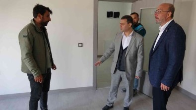 Baskan Önsay, Akkent Mahallesi'nde Yapimi Devam Eden 454 Konutlari'nda Incelemelerde Bulundu