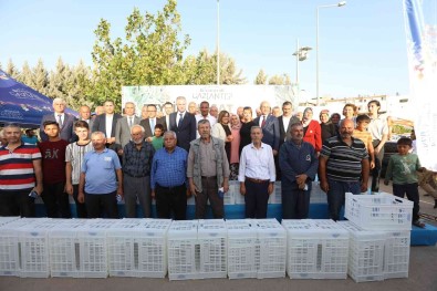 Çiftçilere Hasat Kasasi Dagitildi