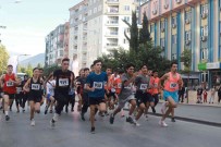 Genç Atletler Ayni Anda Kostu