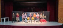 Hakkari'de 'Komigi Düsünüldü' Adli Tiyatro Oyunu Sahnelendi