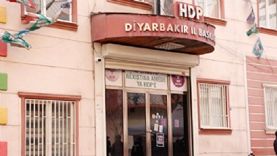 Önündeki evlat nöbetinin sürdüğü HDP Diyarbakır il binası mühürlendi!
