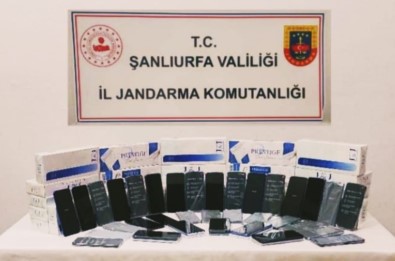 Sanliurfa'da Aracin Gizli Bölmesinden 74 Kaçak Cep Telefonu Çikti