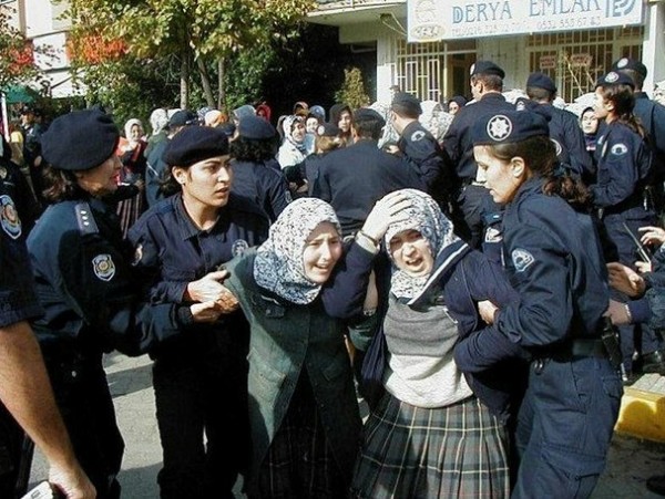 Geçmişte başörtüsü serbestisine karşı çıkıp AYM'ye başvuran Kılıçdaroğlu'nun, ikiyüzlü siyaseti! İşte 2008 yılı manşetleri