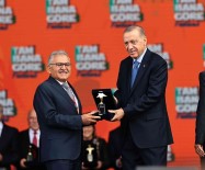 Baskan Büyükkiliç, Gençlik Festivali'nde Cumhurbaskani Erdogan'in Elinden Ödül Aldi