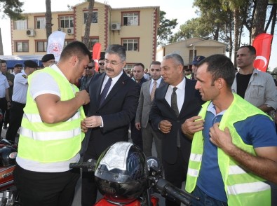 Osmaniye'de Motosiklet Sürücülerine 'Reflektif Yelek' Dagitildi