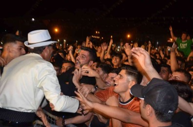 Sirnak'ta Binlerce Kisinin Katildigi Festivalde Tivorlu Ismail, 1.5 Metrelik Sahneden Atladi