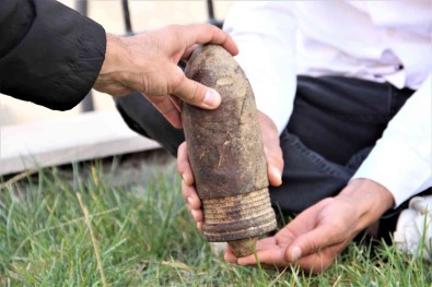 Yolda Yürürken Ayaklarina Takilan Cismi Ne Oldugunu Arastiriyorlar