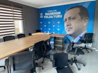 Izmir'de AK Parti Bürosuna Saldiri