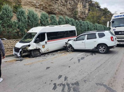 Servis Araci Ile Cip Çarpisti Açiklamasi 4 Yarali