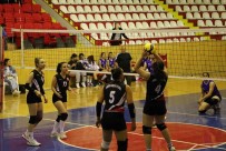 'Voleybolun Yildizlari' Sahneye Çikti