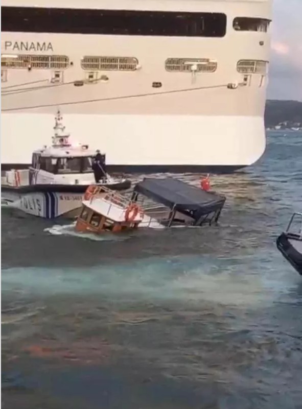 Beyoğlu'nda batan teknedekileri deniz polisi kurtardı