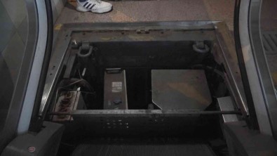 Yürüyen Merdivenin Kapagini Çaldilar, Tehlike Saçtilar