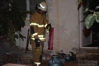 Izmir'de Binada Patlama Açiklamasi 1'I Çocuk 3 Kisi Yaralandi