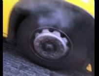 Avcılar'da lastiğinden duman yükselen metrobüsün yolcuları tahliye edildi