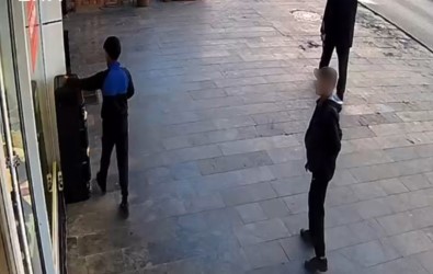 Flash Bellek Çalan Çocuk Güvenlik Kamerasina Yansidi