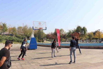 Hem Spor Yaptilar Hem De Kaynastilar