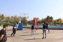 Hem Spor Yaptilar Hem De Kaynastilar