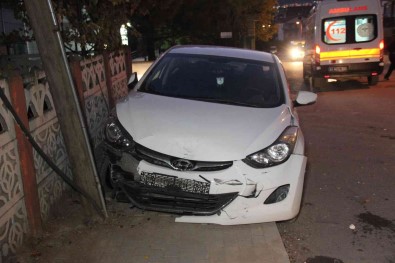 Kaza Sonrasinda Savrulan Otomobil, Direge Çarparak Durabildi
