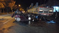 Konya'da Tira Çarparak Hurdaya Dönen Otomobilin Sürücüsü Agir Yaralandi