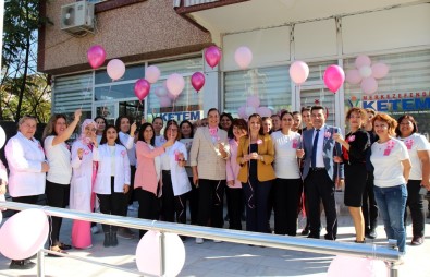 Meme Kanserine Dikkat Çekmek Için Pembe Balonlar Havaya Birakildi