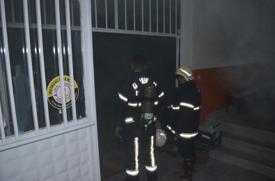 Okulun Kapali Spor Salonunda Çikan Yangin Korkuttu