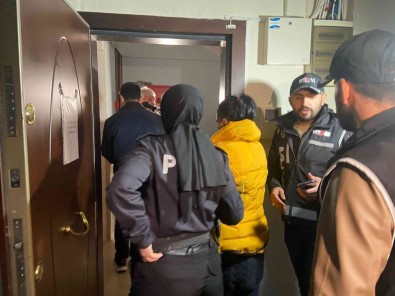 ÖSYM'nin Yaptigi Ehliyet Ve SRC Sinavlarinda Sahtecilik Yapan Çeteye Es Zamanli Operasyon