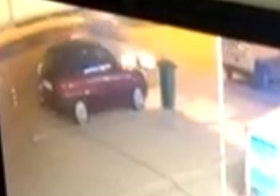 Otomobilin Kayarak Park Halindeki Bir Araca Çarptigi Kaza Kamerada