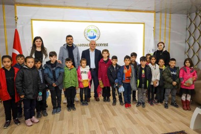 Baskan Öztürk, Küçük Ögrencilere Belediyeciligi Anlatti