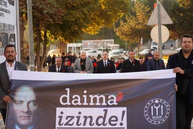 Belediye Çalisanlari Atatürk'ü Anmak Için Cumhuriyet Meydani'na Kadar Yürüdü