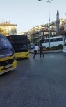 Bursa'da Trafikte Sinirler Gergin...Yol Verme Yüzünden Biçak Çekti