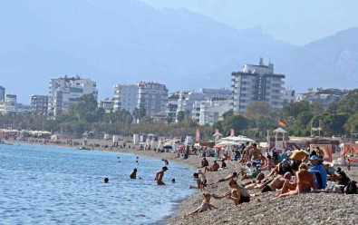 Dogu Buz Kesmeye Basladi, Antalya'da Yaz Devam Ediyor