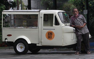 Endonezya'da mobil kütüphane...