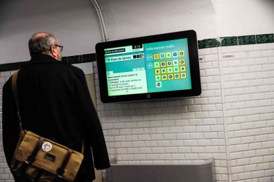 Fransa'da Binlerce Kisi Zam Talebiyle Greve Gitti