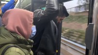 Kadiköy'de Yolcu Dolu IETT Otobüsü Kapisi Açik Ilerledi